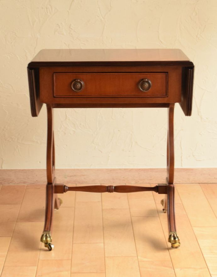 ロイドテーブル　アンティーク家具　リビングルームのアンティーク家具、バタフライテーブル（伸張式のコーヒーテーブル）。デザインのある脚が可愛いです。(k-1408-f)