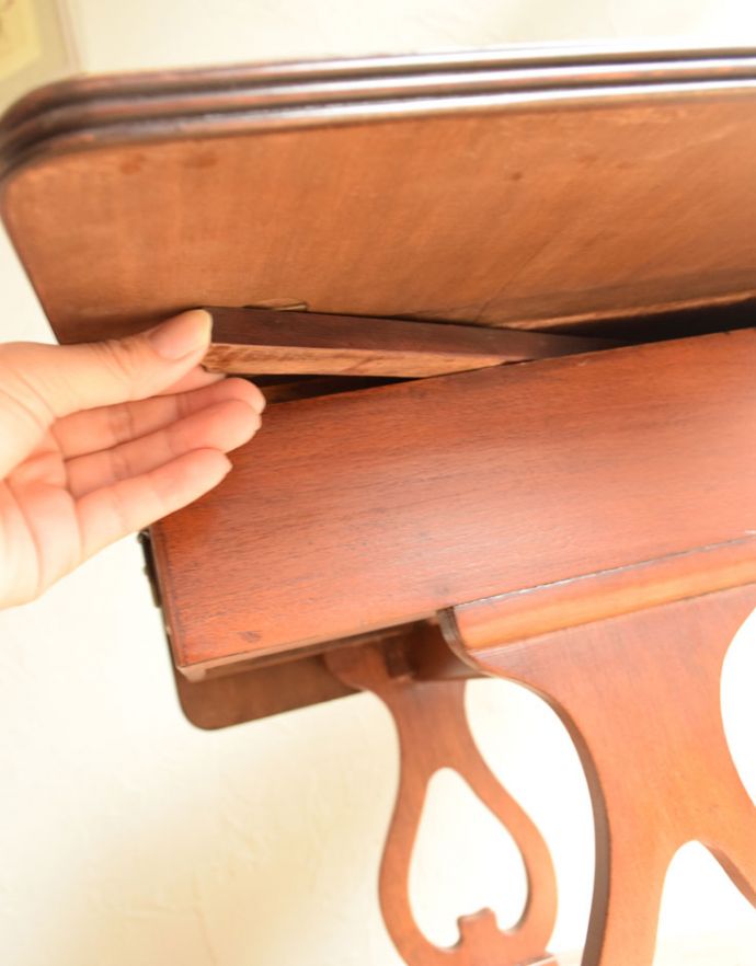 ロイドテーブル　アンティーク家具　リビングルームのアンティーク家具、バタフライテーブル（伸張式のコーヒーテーブル）。バーを引っ張り出すだけなので、組み立ても簡単！女性の力で大丈夫です。(k-1408-f)