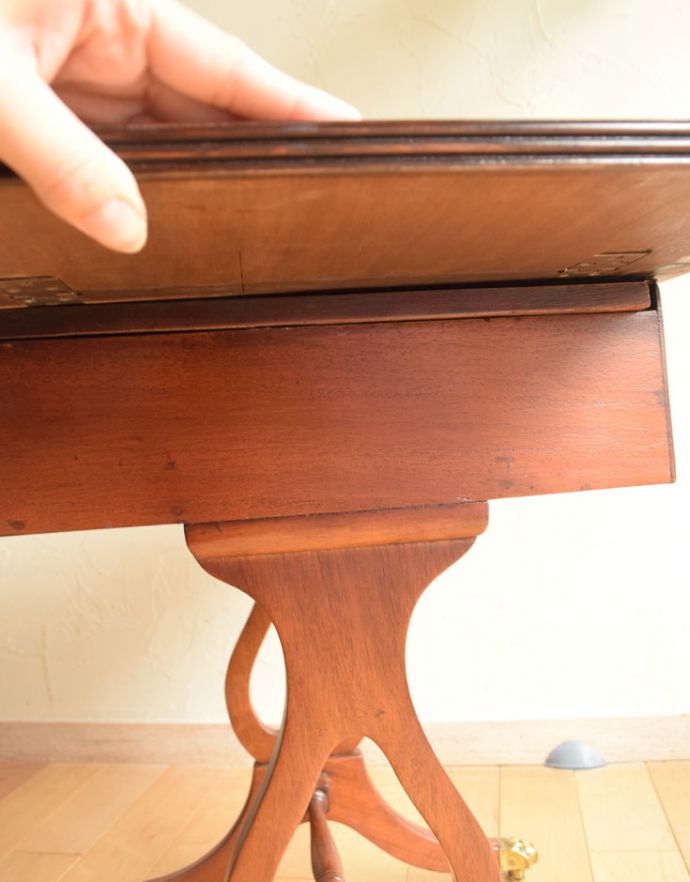 ロイドテーブル　アンティーク家具　リビングルームのアンティーク家具、バタフライテーブル（伸張式のコーヒーテーブル）。天板下のバーを片側押して引っ張りだして、天板固定します。(k-1408-f)