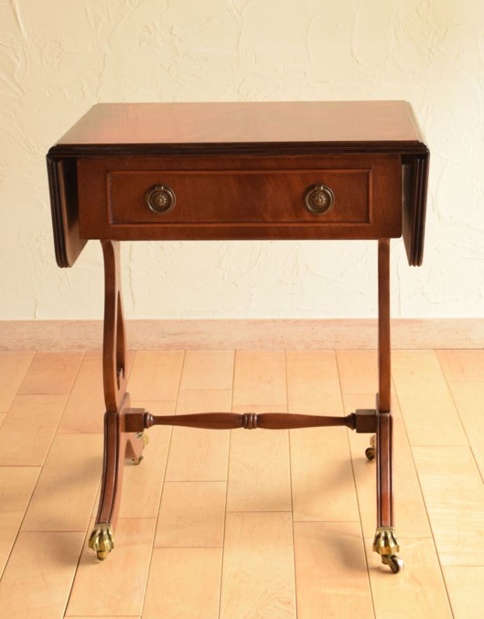 ロイドテーブル　アンティーク家具　リビングルームのアンティーク家具、バタフライテーブル（伸張式のコーヒーテーブル）。片側の引き出しはダミーです。(k-1408-f)