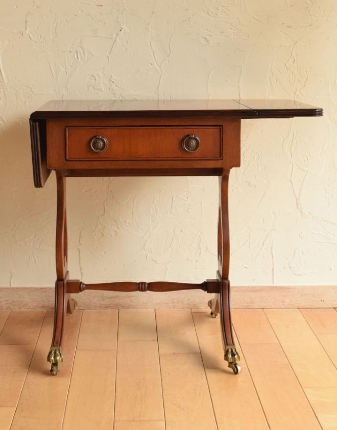 ロイドテーブル　アンティーク家具　リビングルームのアンティーク家具、バタフライテーブル（伸張式のコーヒーテーブル）。壁付けにして、花台や電話台のように使ってもいいですね。(k-1408-f)