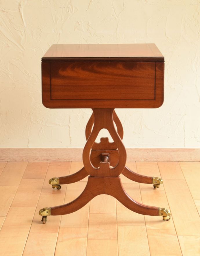 ロイドテーブル　アンティーク家具　リビングルームのアンティーク家具、バタフライテーブル（伸張式のコーヒーテーブル）。閉じるとこんなにコンパクトになるので、壁に付けて片付けることも可能です。(k-1408-f)