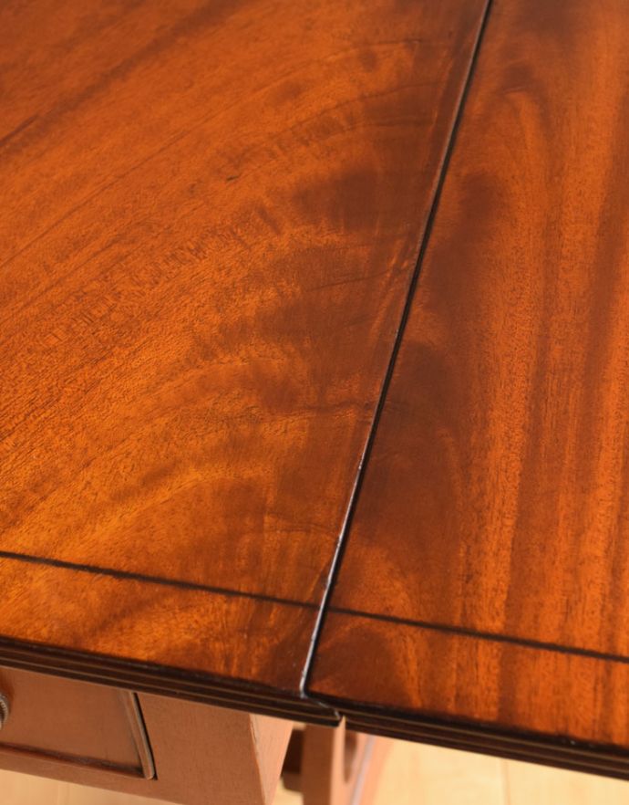 ロイドテーブル　アンティーク家具　リビングルームのアンティーク家具、バタフライテーブル（伸張式のコーヒーテーブル）。メンテナンスをしてありますので、つなぎ目も美しいです。(k-1408-f)