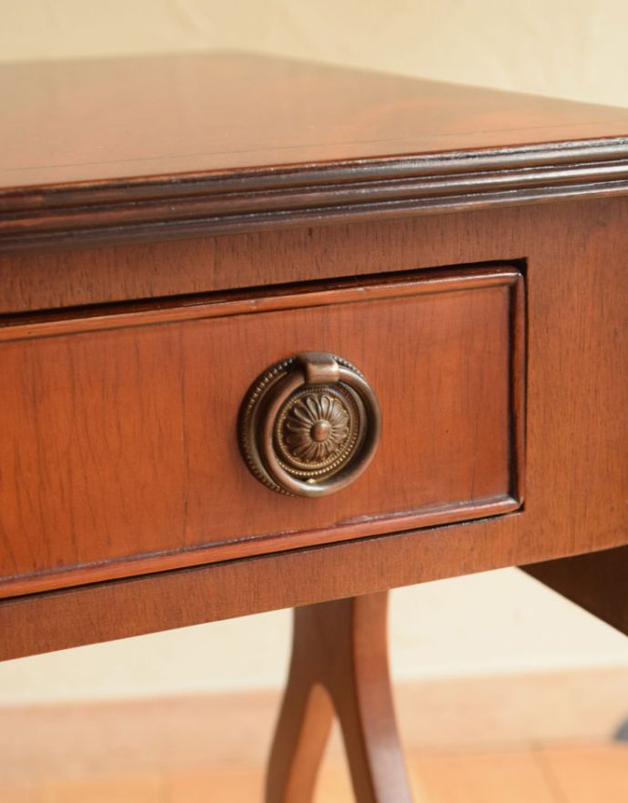 ロイドテーブル　アンティーク家具　リビングルームのアンティーク家具、バタフライテーブル（伸張式のコーヒーテーブル）。ゴールド色の上品な取っ手がアクセントになっています。(k-1408-f)