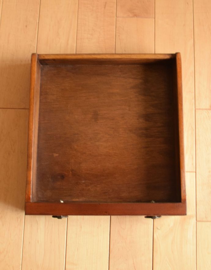 ロイドテーブル　アンティーク家具　リビングルームのアンティーク家具、バタフライテーブル（伸張式のコーヒーテーブル）。ペンやハンコなどを入れるのに便利です。(k-1408-f)