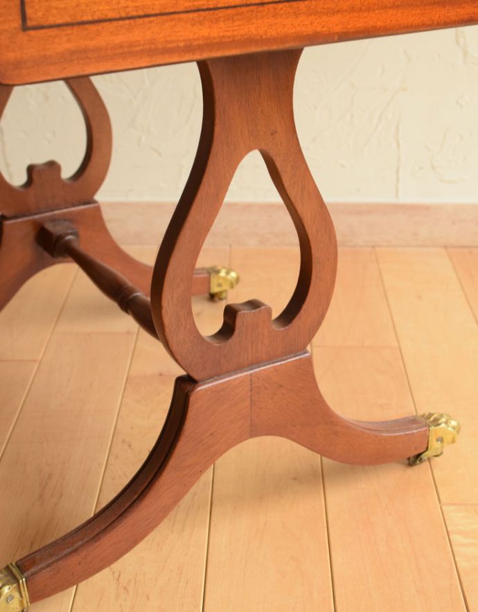 ロイドテーブル　アンティーク家具　リビングルームのアンティーク家具、バタフライテーブル（伸張式のコーヒーテーブル）。アンティークは新品ではないので、経年変化によるキズはありますが、専門の職人によって目立たないようにキレイにお直しをしています。(k-1408-f)