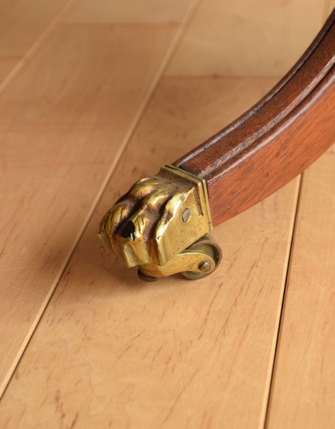 ロイドテーブル　アンティーク家具　リビングルームのアンティーク家具、バタフライテーブル（伸張式のコーヒーテーブル）。脚先に入った装飾からもこだわりが感じられます。(k-1408-f)