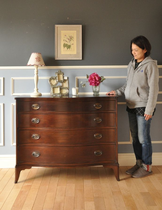 アンティークのチェスト アンティーク家具 優雅なデザインの4段チェスト、美しいマホガニー材のアンティーク家具。高級感があって女性らしい優しいシルエット。(k-1409-f)