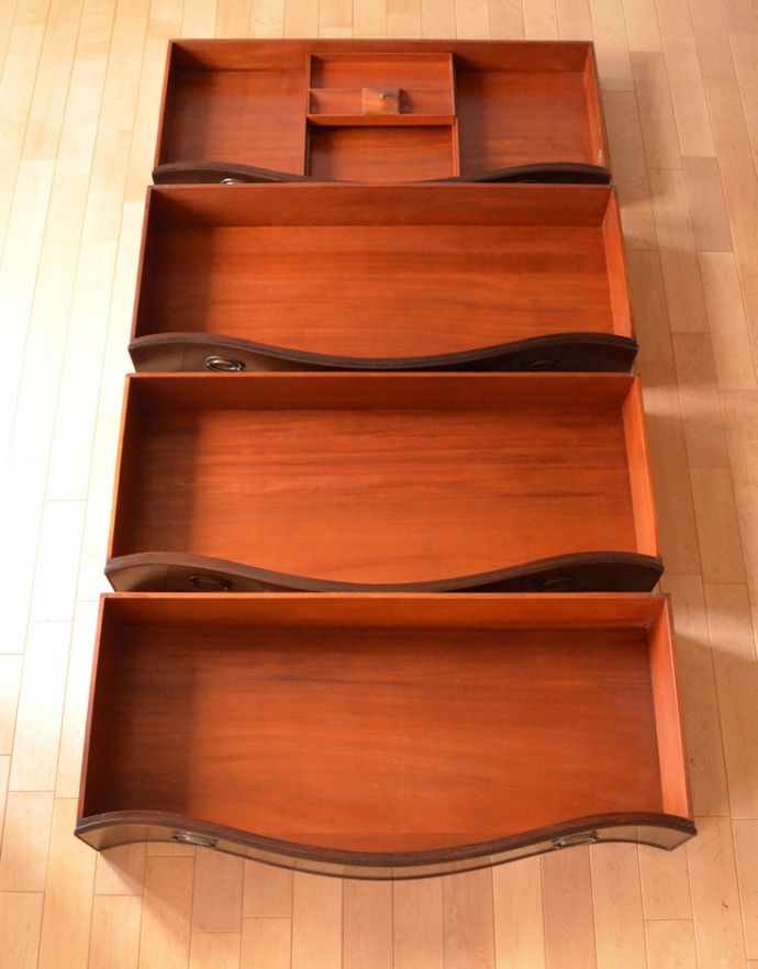 アンティークのチェスト アンティーク家具 優雅なデザインの4段チェスト、美しいマホガニー材のアンティーク家具。引き出しは4杯。(k-1409-f)