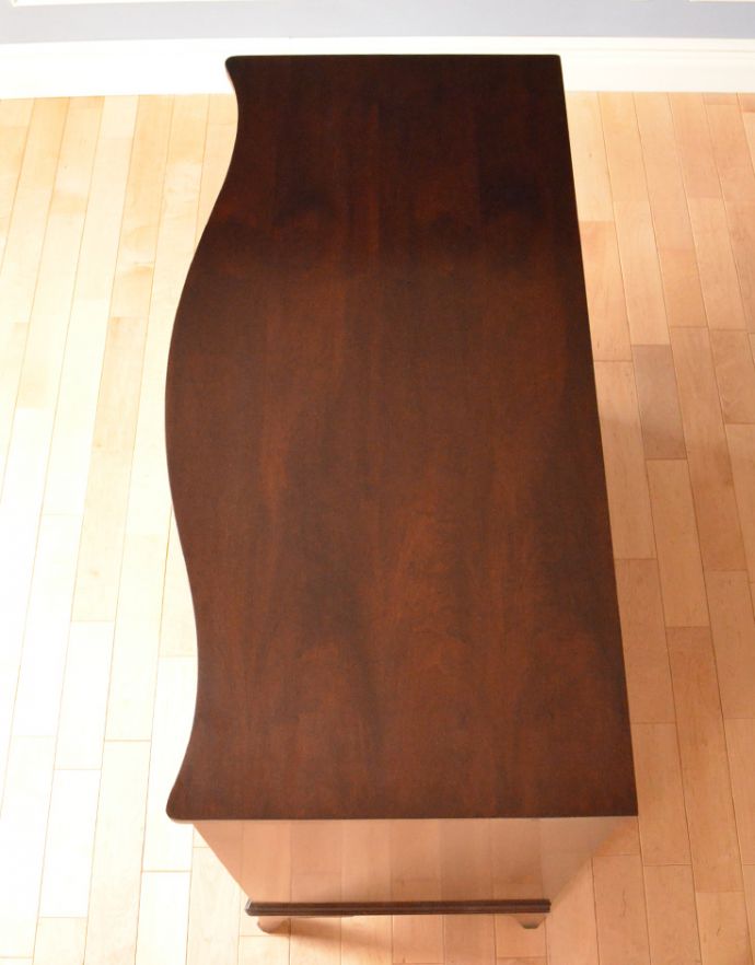 アンティークのチェスト アンティーク家具 優雅なデザインの4段チェスト、美しいマホガニー材のアンティーク家具。天板も木目がキレイです。(k-1409-f)