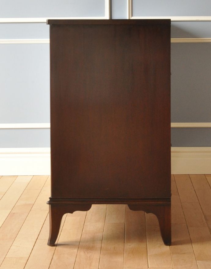 アンティークのチェスト アンティーク家具 優雅なデザインの4段チェスト、美しいマホガニー材のアンティーク家具。サイドから見ても絵になります。(k-1409-f)