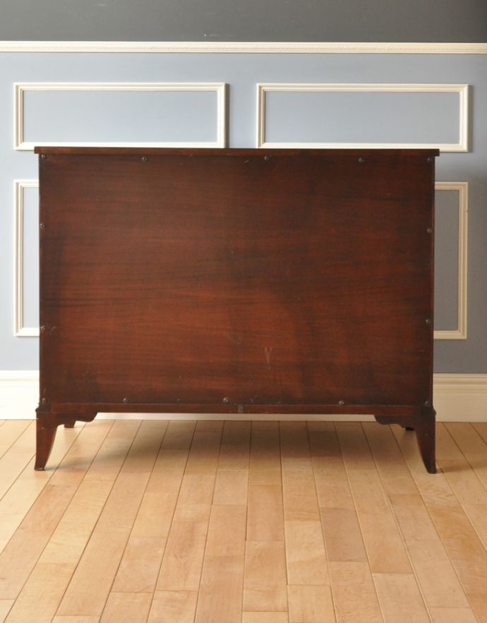 アンティークのチェスト アンティーク家具 優雅なデザインの4段チェスト、美しいマホガニー材のアンティーク家具。きちんとメンテナンスしてあるので、裏側もキレイです。(k-1409-f)