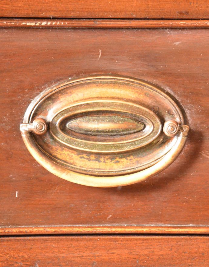 アンティークのチェスト アンティーク家具 優雅なデザインの4段チェスト、美しいマホガニー材のアンティーク家具。引き出しの取っ手は、両サイドに付いています。(k-1409-f)