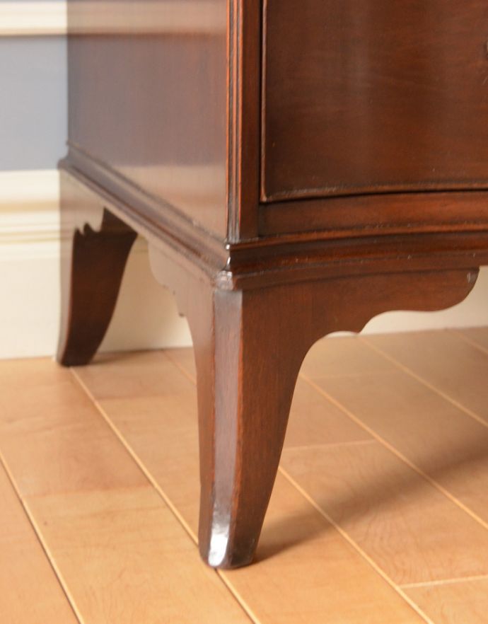 アンティークのチェスト アンティーク家具 優雅なデザインの4段チェスト、美しいマホガニー材のアンティーク家具。しっかりチェストを支えます。(k-1409-f)