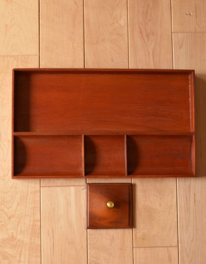 アンティークのチェスト アンティーク家具 優雅なデザインの4段チェスト、美しいマホガニー材のアンティーク家具。最上段の引き出し内には、トレーがついています。(k-1409-f)