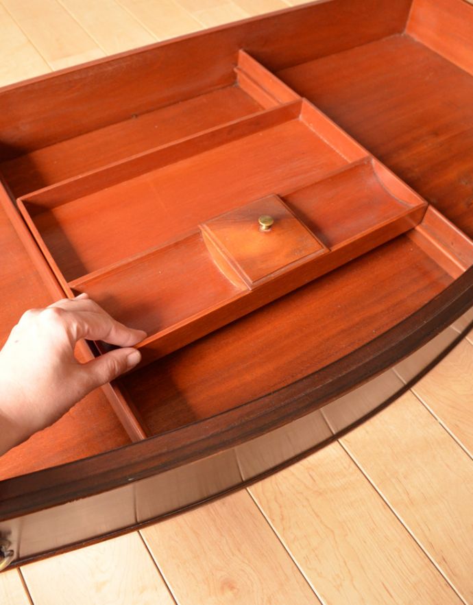 アンティークのチェスト アンティーク家具 優雅なデザインの4段チェスト、美しいマホガニー材のアンティーク家具。最上段にある引き出しの仕切りトレーは、取り外すこともできます。(k-1409-f)