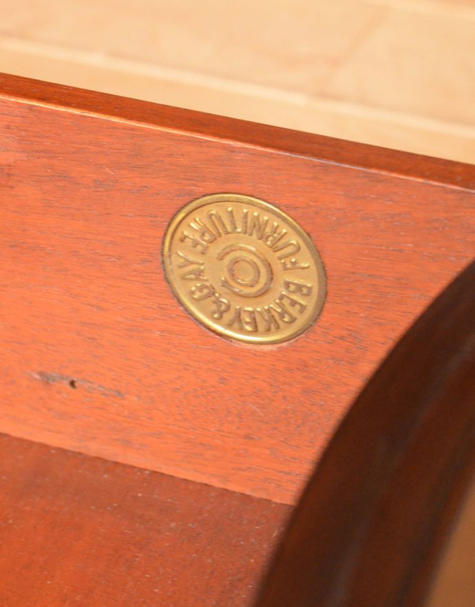 アンティークのチェスト アンティーク家具 優雅なデザインの4段チェスト、美しいマホガニー材のアンティーク家具。メーカーのタグが残っていました。(k-1409-f)