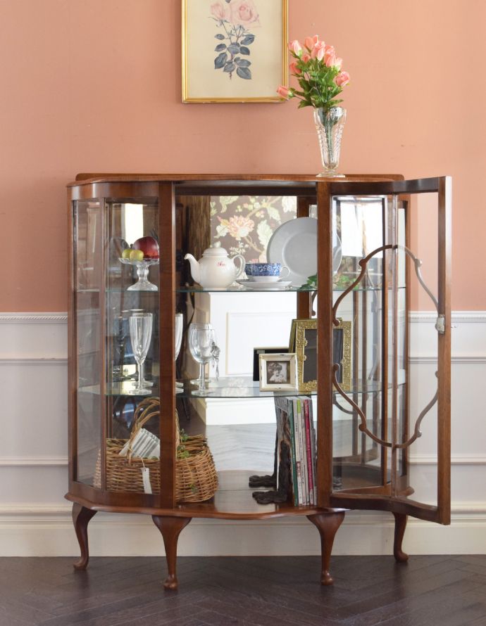 アンティークのキャビネット　アンティーク家具　英国で見つけたミラーバックの美しいガラスキャビネット、ウォルナット材のアンティーク家具。３段あります。(k-1410-f)