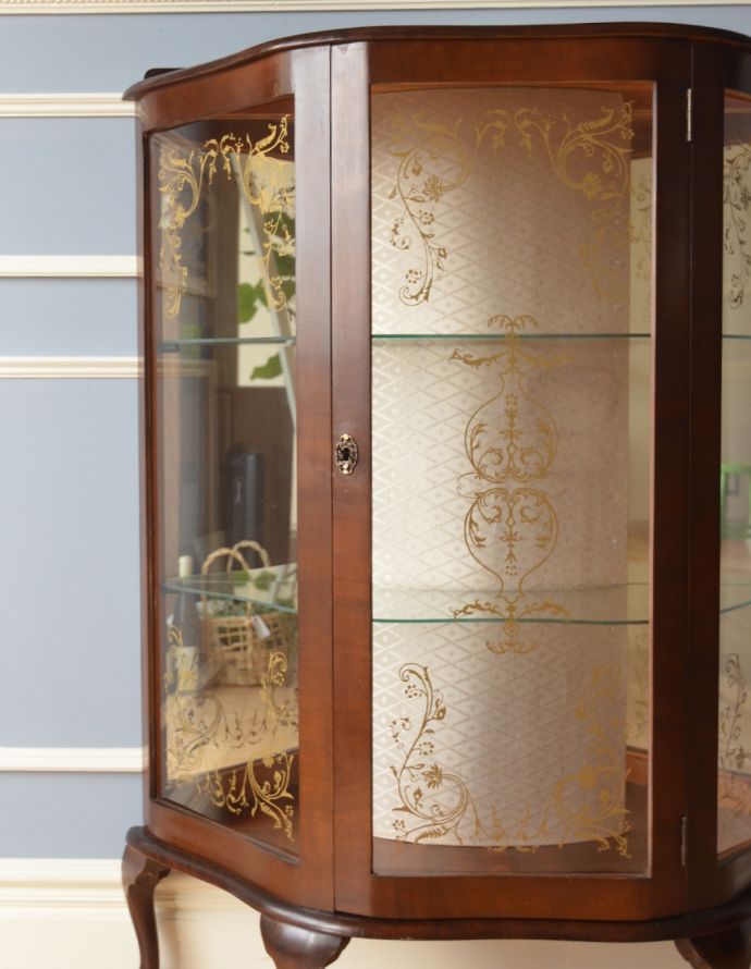 アンティークのキャビネット アンティーク家具 ウォルナット材のアンティーク家具、ミラーバックの美しいガラスキャビネット。庫内の背板は、中央がクロスで両サイドはなんとミラーが貼られています。(k-1411-f)