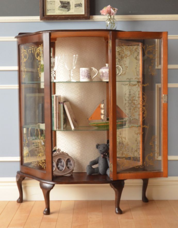 アンティークのキャビネット アンティーク家具 ウォルナット材のアンティーク家具、ミラーバックの美しいガラスキャビネット。3段あります。(k-1411-f)