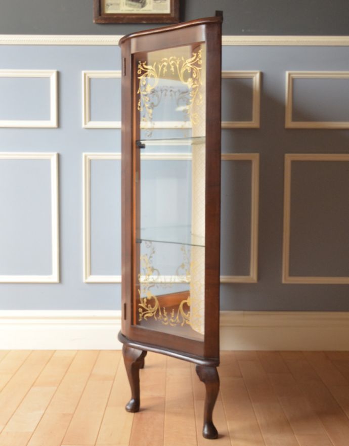 アンティークのキャビネット アンティーク家具 ウォルナット材のアンティーク家具、ミラーバックの美しいガラスキャビネット。サイドもガラスなので、どこから見ても美しいです!しっかり作られているので、安心してお使いいただけます。(k-1411-f)