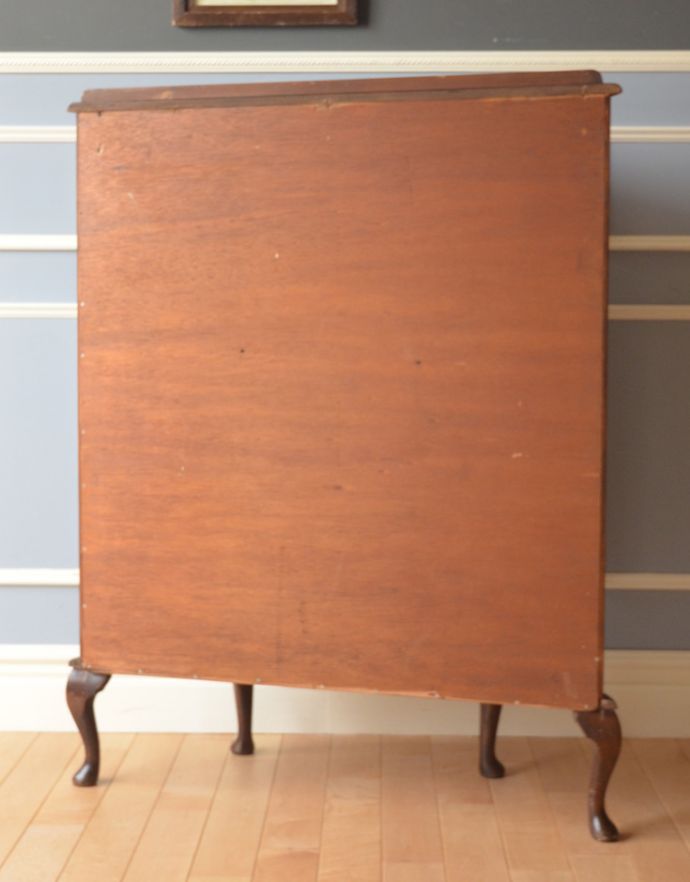 アンティークのキャビネット アンティーク家具 ウォルナット材のアンティーク家具、ミラーバックの美しいガラスキャビネット。キチンとメンテナンスをしているので、裏もキレイな状態です。(k-1411-f)