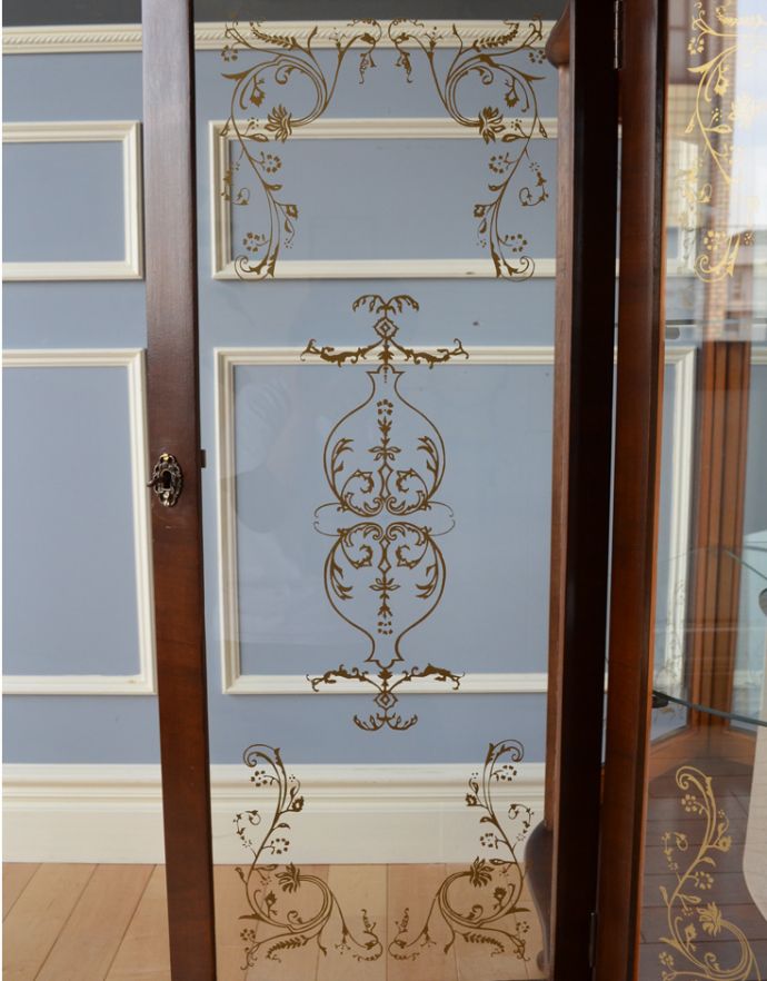 アンティークのキャビネット アンティーク家具 ウォルナット材のアンティーク家具、ミラーバックの美しいガラスキャビネット。ガラスもアンティークならでは。(k-1411-f)