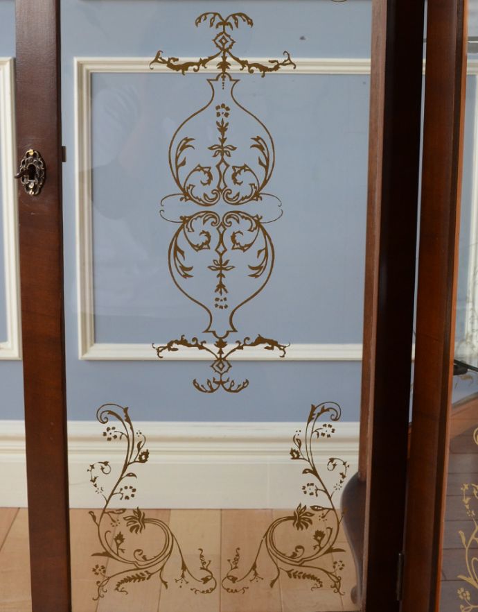 アンティークのキャビネット アンティーク家具 ウォルナット材のアンティーク家具、ミラーバックの美しいガラスキャビネット。可愛らしいお花の模様が、ほぼ完璧な状態で残っています。(k-1411-f)