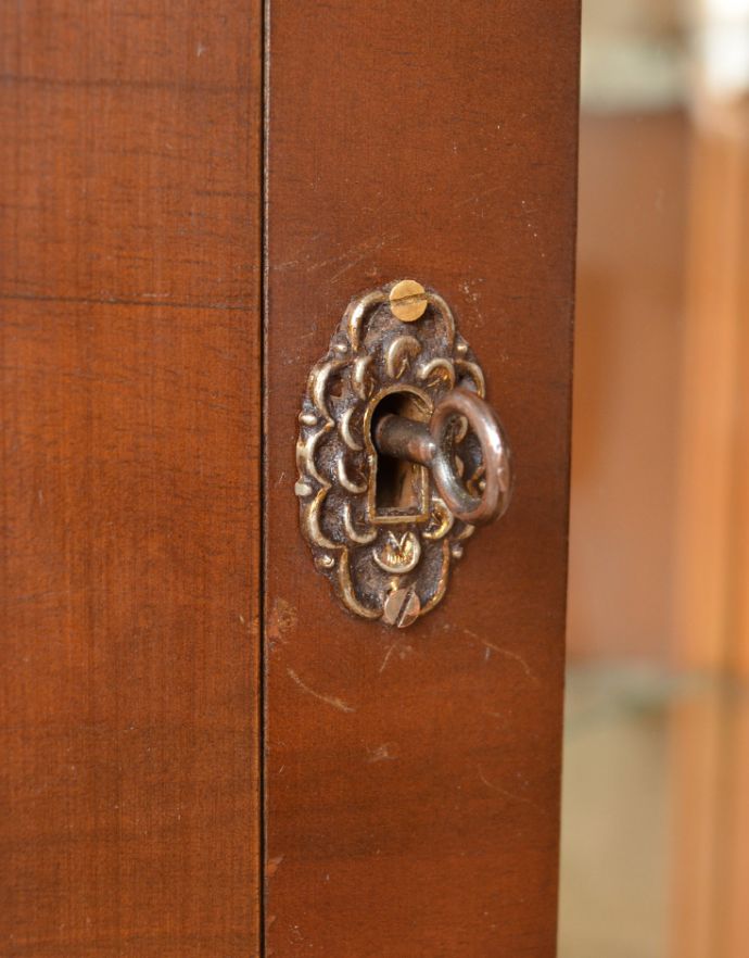 アンティークのキャビネット アンティーク家具 ウォルナット材のアンティーク家具、ミラーバックの美しいガラスキャビネット。アンティークらしい凝った鍵穴。(k-1411-f)