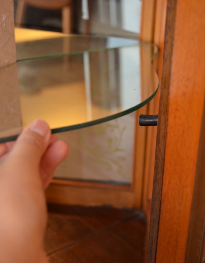 アンティークのキャビネット アンティーク家具 ウォルナット材のアンティーク家具、ミラーバックの美しいガラスキャビネット。ガラスの棚板は可動です。(k-1411-f)