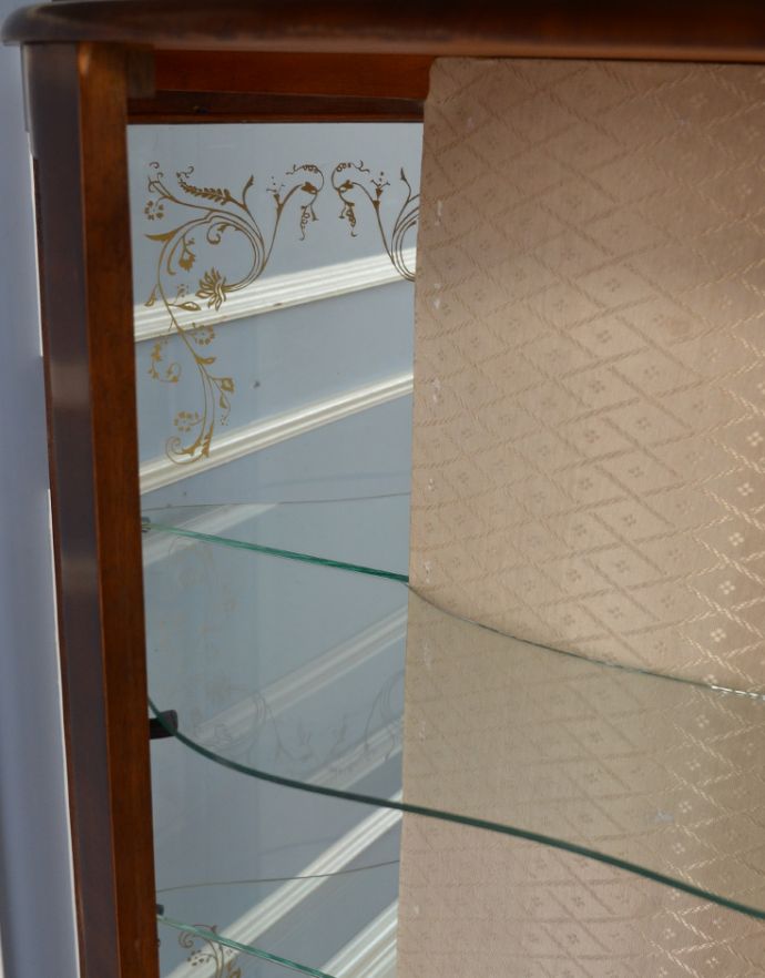 アンティークのキャビネット アンティーク家具 ウォルナット材のアンティーク家具、ミラーバックの美しいガラスキャビネット。柄物の食器やお気に入りのアイテムが引き立つような生地になっています。(k-1411-f)