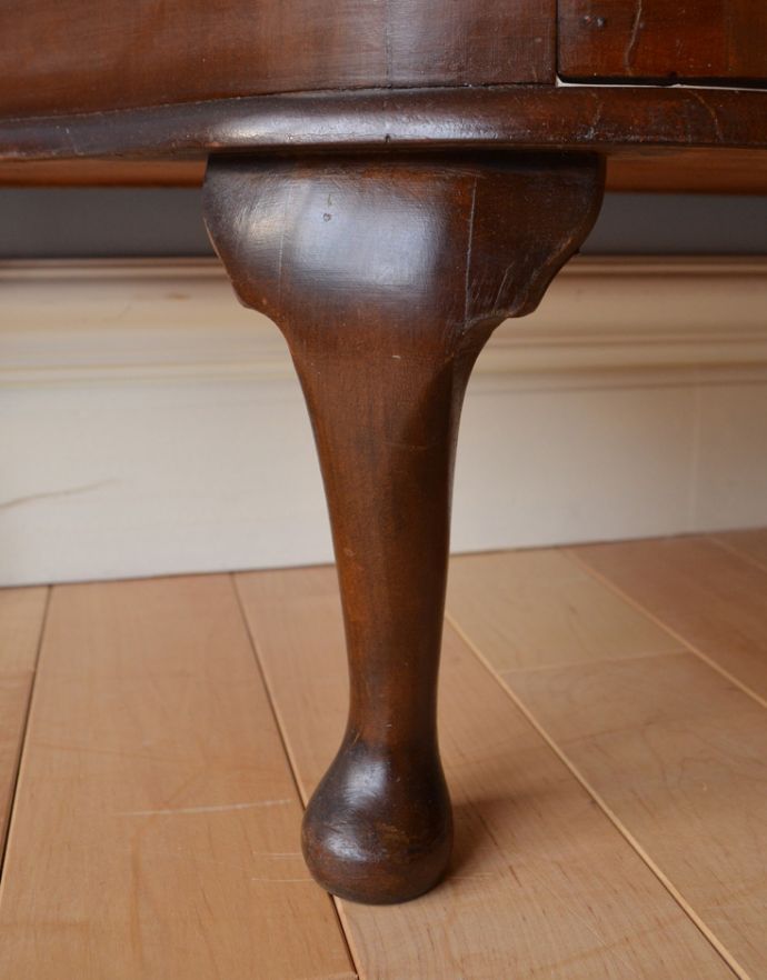 アンティークのキャビネット アンティーク家具 ウォルナット材のアンティーク家具、ミラーバックの美しいガラスキャビネット。安定感のある脚がしっかり支えます。(k-1411-f)