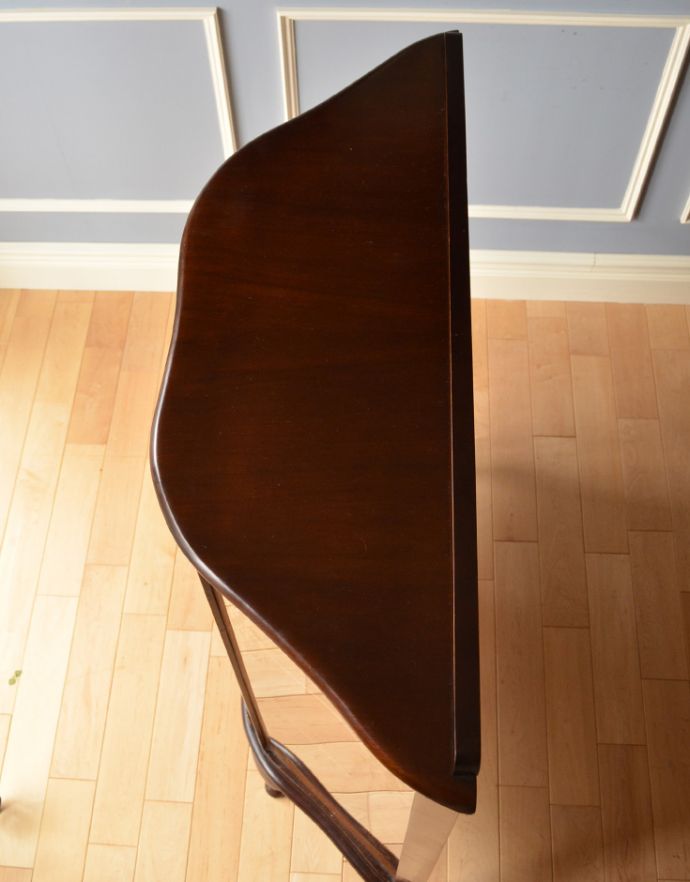 アンティークのキャビネット アンティーク家具 ウォルナット材のアンティーク家具、ミラーバックの美しいガラスキャビネット。天板もピカピカにお直ししました。(k-1411-f)