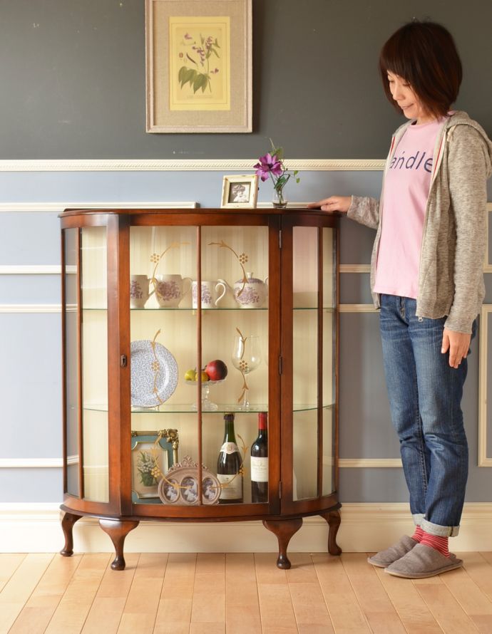 アンティークのキャビネット　アンティーク家具　お花がガラスに描かれたアンティーク家具、英国のガラスキャビネット（飾り棚）。曲線が美しいキャビネット。(k-1412-f)