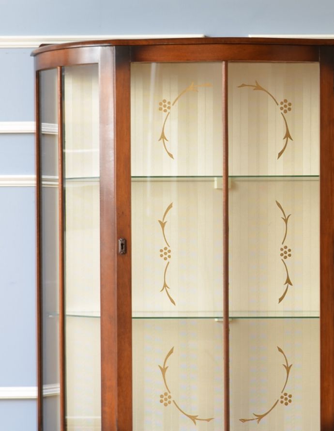 アンティークのキャビネット　アンティーク家具　お花がガラスに描かれたアンティーク家具、英国のガラスキャビネット（飾り棚）。アンティークのガラスがキレイにはめ込んであります。(k-1412-f)