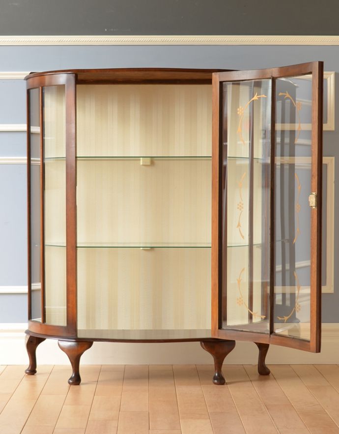 アンティークのキャビネット　アンティーク家具　お花がガラスに描かれたアンティーク家具、英国のガラスキャビネット（飾り棚）。３段あります。(k-1412-f)