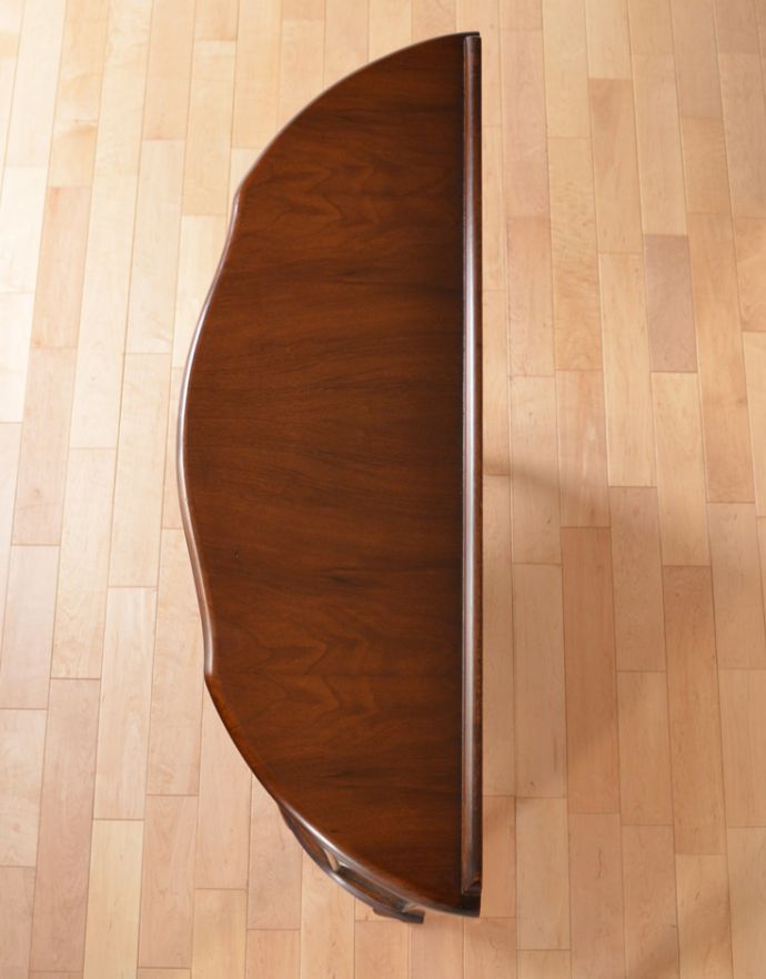 アンティークのキャビネット　アンティーク家具　お花がガラスに描かれたアンティーク家具、英国のガラスキャビネット（飾り棚）。天板もピカピカにお直ししました。(k-1412-f)