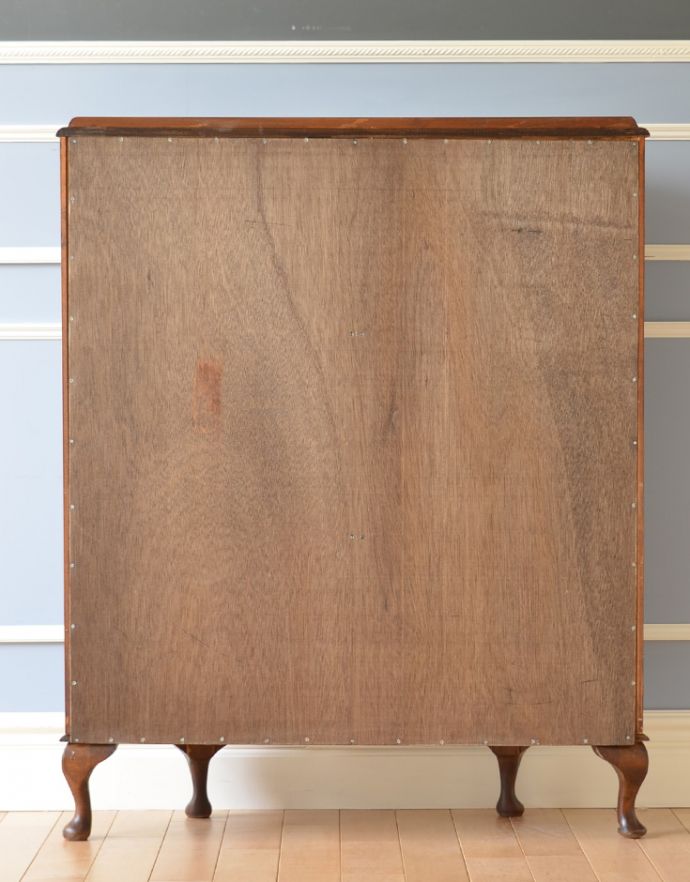 アンティークのキャビネット　アンティーク家具　お花がガラスに描かれたアンティーク家具、英国のガラスキャビネット（飾り棚）。キチンとメンテナンスしてあるので、裏側もキレイです。(k-1412-f)