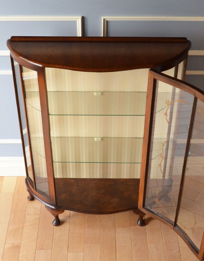 アンティークのキャビネット　アンティーク家具　お花がガラスに描かれたアンティーク家具、英国のガラスキャビネット（飾り棚）。１枚の扉なので、扉を開いたときも美しいです。(k-1412-f)