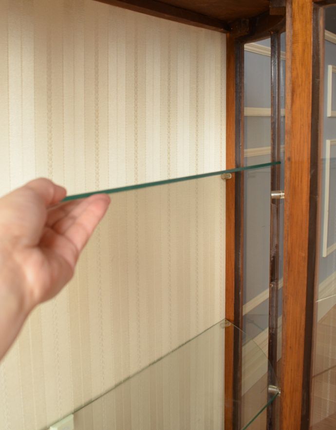 アンティークのキャビネット　アンティーク家具　お花がガラスに描かれたアンティーク家具、英国のガラスキャビネット（飾り棚）。ガラスの棚板は可動です。(k-1412-f)