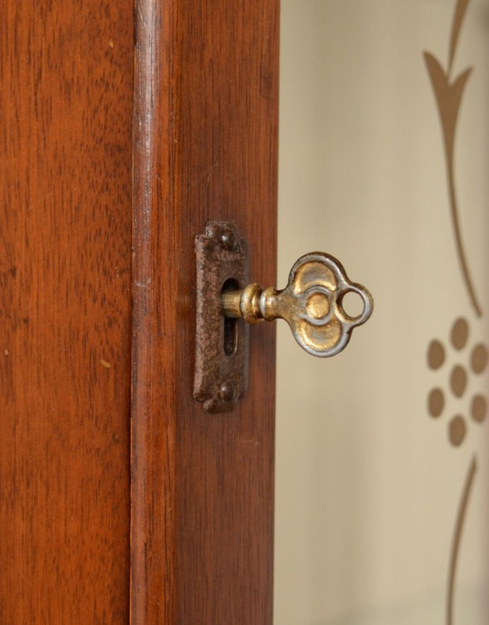 アンティークのキャビネット　アンティーク家具　お花がガラスに描かれたアンティーク家具、英国のガラスキャビネット（飾り棚）。鍵を引っ掛けて取っ手のようにして開閉してください。(k-1412-f)