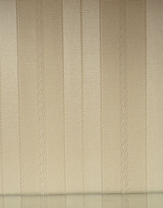 アンティークのキャビネット　アンティーク家具　お花がガラスに描かれたアンティーク家具、英国のガラスキャビネット（飾り棚）。柄物の食器やお気に入りのアイテムが引き立つようなシンプルな生地に新しく張り替えました。(k-1412-f)