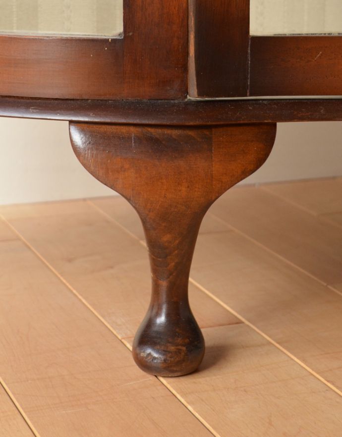 アンティークのキャビネット　アンティーク家具　お花がガラスに描かれたアンティーク家具、英国のガラスキャビネット（飾り棚）。きちんと支えます。(k-1412-f)