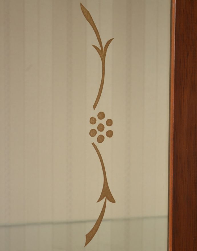 アンティークのキャビネット　アンティーク家具　お花がガラスに描かれたアンティーク家具、英国のガラスキャビネット（飾り棚）。ガラス面にはゴールドのラインで美しい模様が描かれています。(k-1412-f)