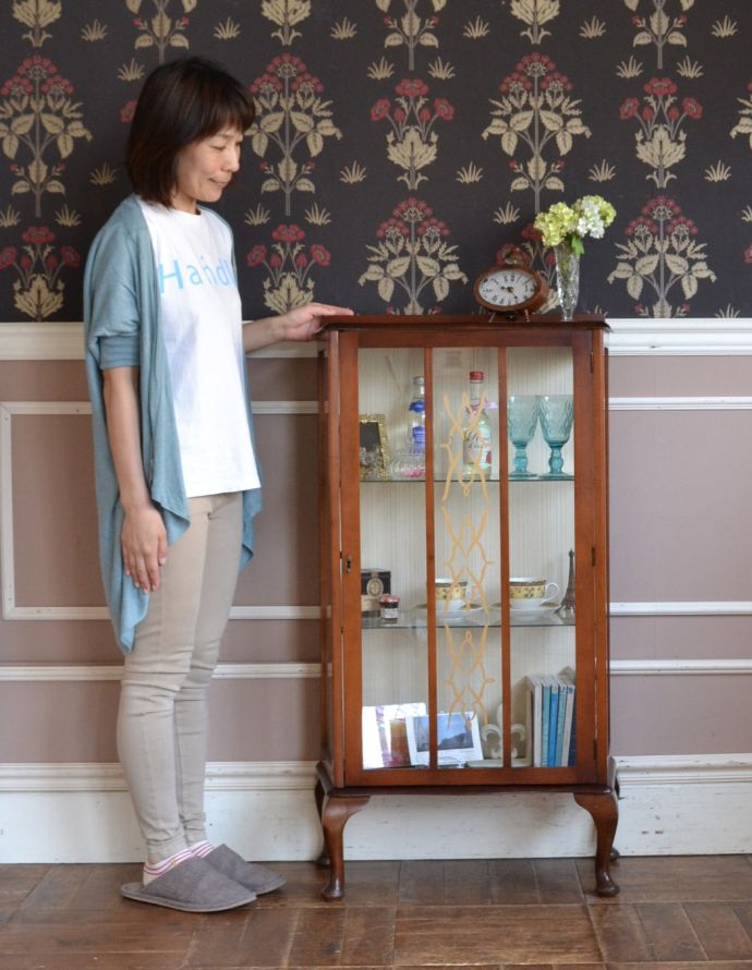 アンティークのキャビネット　アンティーク家具　英国アンティーク家具のショーケース、コンパクトなガラスキャビネット（飾り棚）。ショーケースのように、お気に入りの雑貨や食器を並べてみましょう。(k-1413-f)