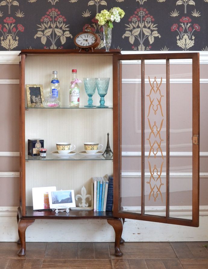 アンティークのキャビネット　アンティーク家具　英国アンティーク家具のショーケース、コンパクトなガラスキャビネット（飾り棚）。３段あります。(k-1413-f)