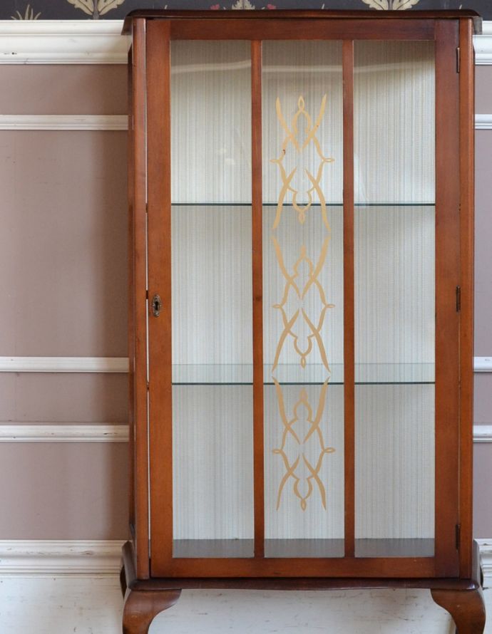 アンティークのキャビネット　アンティーク家具　英国アンティーク家具のショーケース、コンパクトなガラスキャビネット（飾り棚）。アンティークのガラスがキレイにはめ込んであります。(k-1413-f)