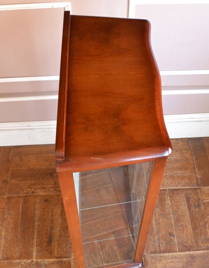 アンティークのキャビネット　アンティーク家具　英国アンティーク家具のショーケース、コンパクトなガラスキャビネット（飾り棚）。天板も木目がとってもキレイです。(k-1413-f)