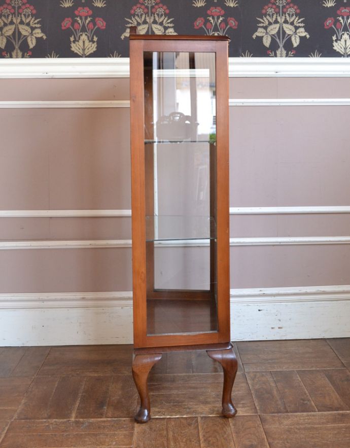 アンティークのキャビネット　アンティーク家具　英国アンティーク家具のショーケース、コンパクトなガラスキャビネット（飾り棚）。サイドもガラスなので、どこから見ても美しいです！しっかり作られているので、安心してお使いいただけます。(k-1413-f)