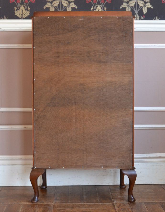 アンティークのキャビネット　アンティーク家具　英国アンティーク家具のショーケース、コンパクトなガラスキャビネット（飾り棚）。きちんとメンテナンスしてあるので、裏側もキレイです。(k-1413-f)